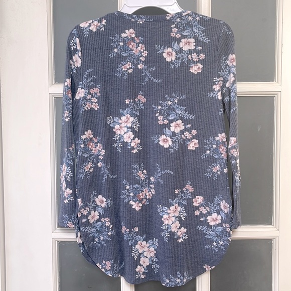 Cloud Chaser V-neck Blue Floral Long Sleeve Top, size XS - Picture 2 of 6